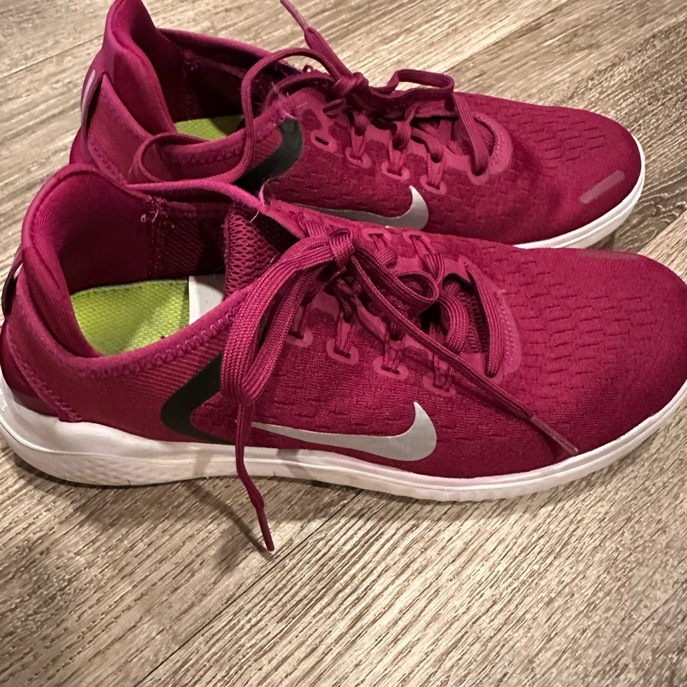 Nike Women's Maroon Athletic Shoes